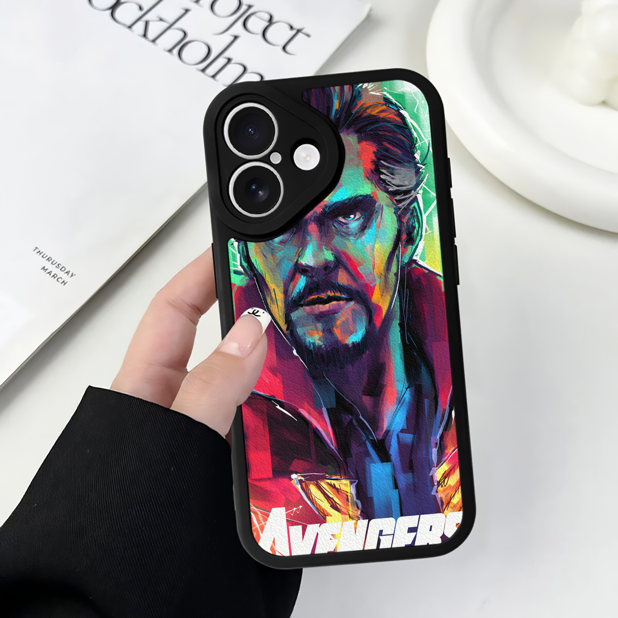 （画像用） アベンジャーズ The Avengers 【iPhone 16シリーズ対応】シリコンスマホケース（レザー調） 材質：シリコン